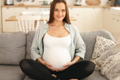 donna incinta sorride
