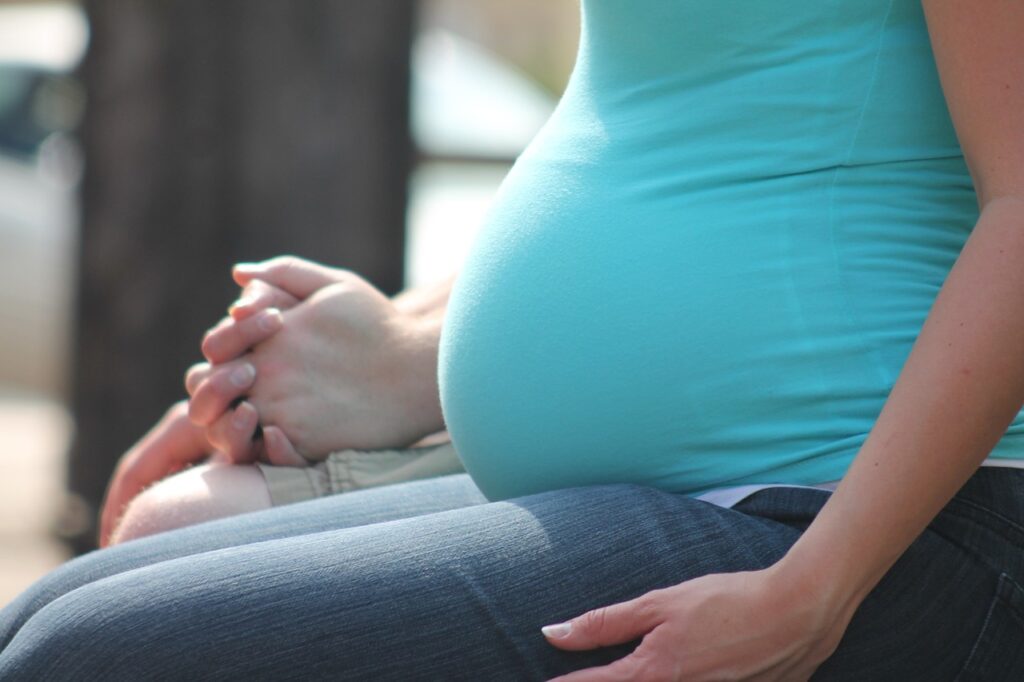 donna incinta preoccupata per le perdite di sangue in gravidanza