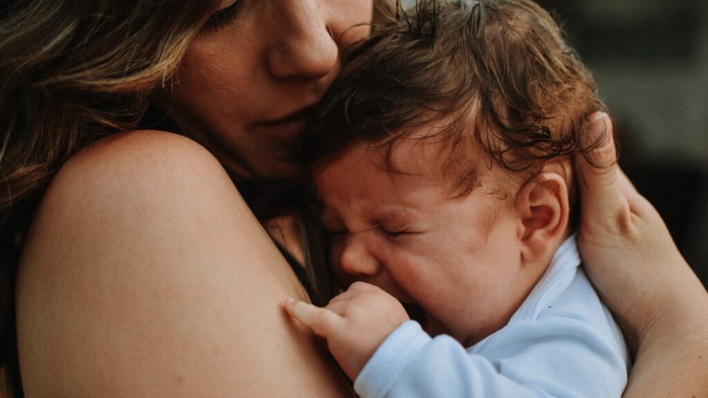 madre calma il bambino durante uno scatto di crescita